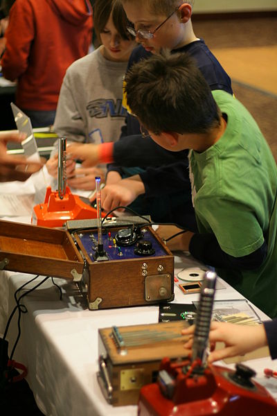 Kids_looking_at_Tim_Kaiser's_electronic_musical_instruments_-_Make_Day_at_Science_Museum_of_Minnesota,_2009-03-14